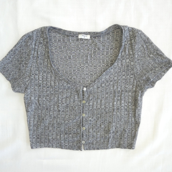Forever 21 Gray Textured Button Crop Top - Picture 2 of 7